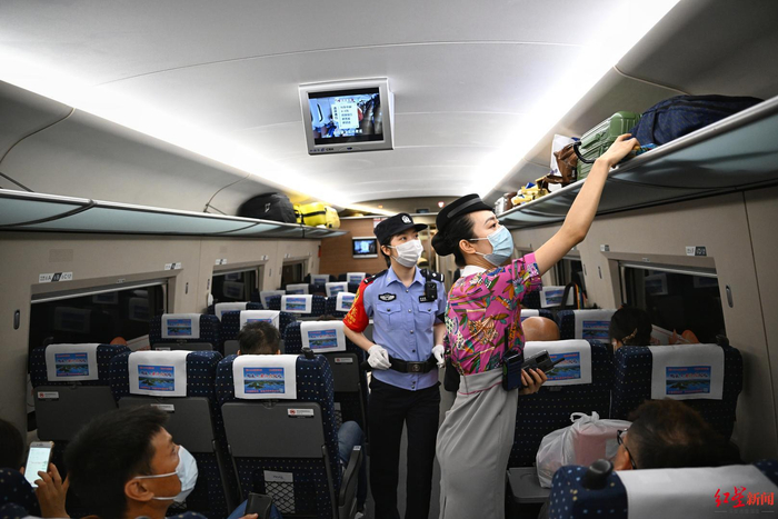 ▲列车长刘玉蛟和乘警一起巡车