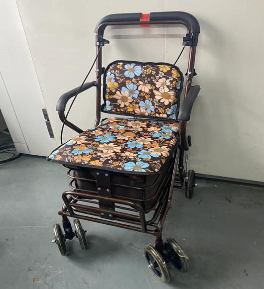助行车产品外形如“购物车”，集助行、收纳、休息等功能于一体。