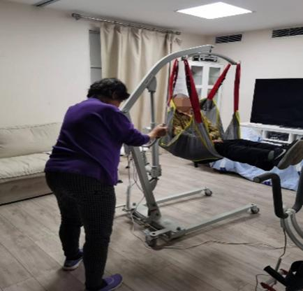 个别养老辅助器具存在操作界面设计复杂、实用性差等问题。