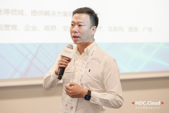 华讯华为事业部总经理王军发表演讲