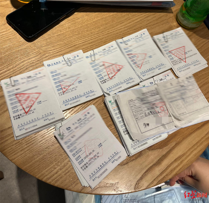 ↑老刘习惯前往银行办理业务，多年来留下大量回单