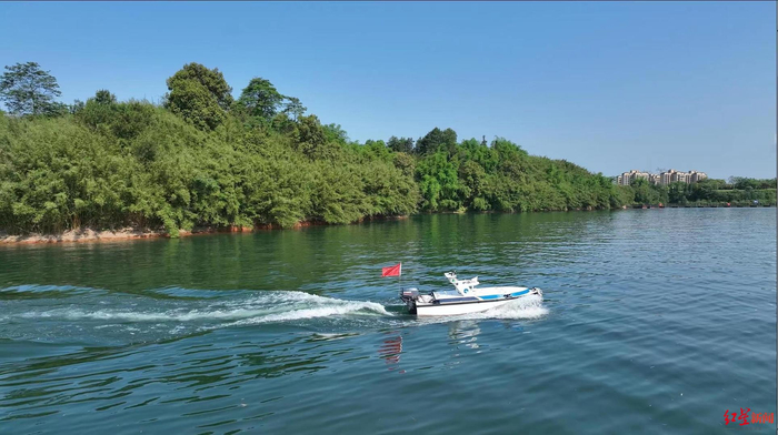 ▲无人测量船巡查航道、探测水深