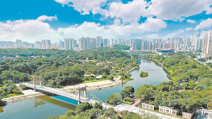     延寿溪畔，城市“绿心”绶溪公园郁郁葱葱，风景秀丽。卢德山 摄