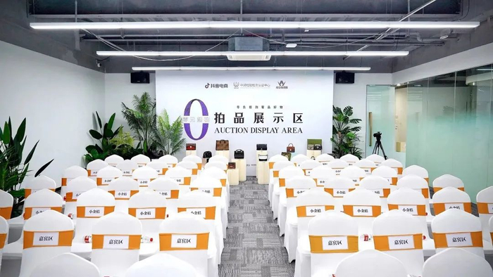 新环保消费观念下,年轻人追求时尚更注重实用性,买二奢作为一种全新的生活方式,已经成为更多年轻人的选择。