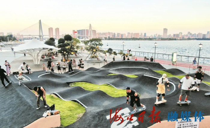 　　傍晚时分，滑板爱好者在位于华彩·海口湾广场的FUSE滑板集合店练习。海口日报融媒体记者 甘雁鸿 摄