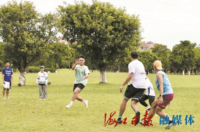　　海南省团队飞盘竞技队在海口万绿园训练，备战2023年全国飞盘锦标赛。海口日报融媒体记者 甘雁鸿 摄