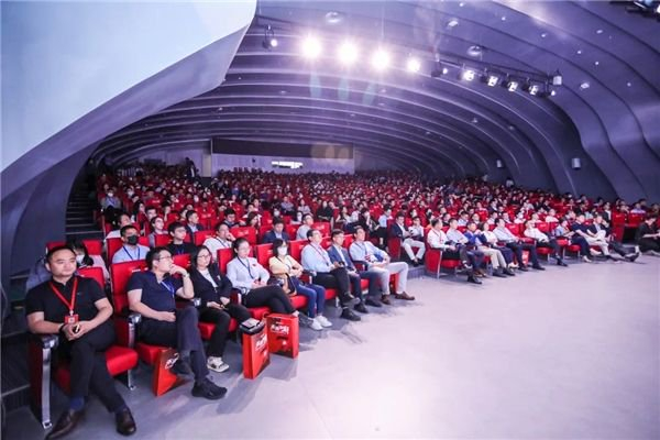 本次活动吸引了来自全球的600多个医药品牌和商家代表参会