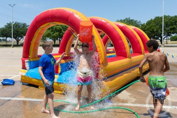 ▲6月27日，美国得克萨斯州达拉斯市郊，儿童在玩水，当地气温达到华氏115度（约合46摄氏度）。图片来源/新华社