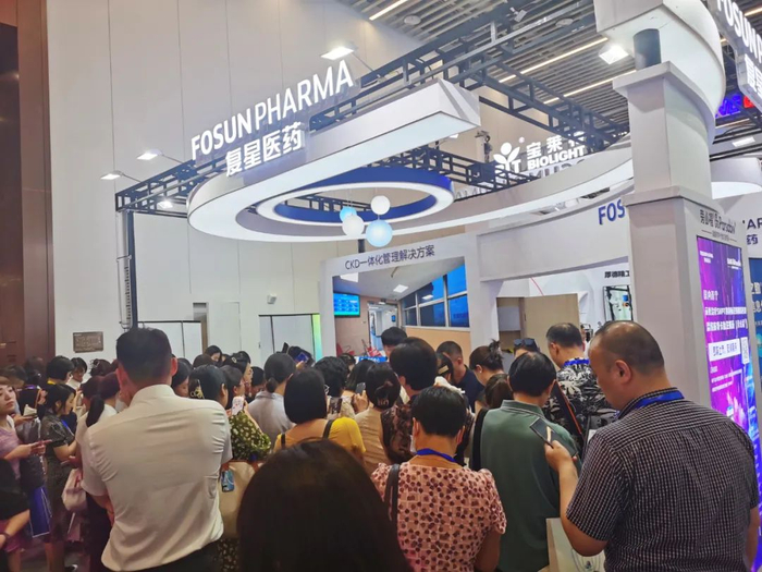 会议期间复星医药展台现场人声鼎沸