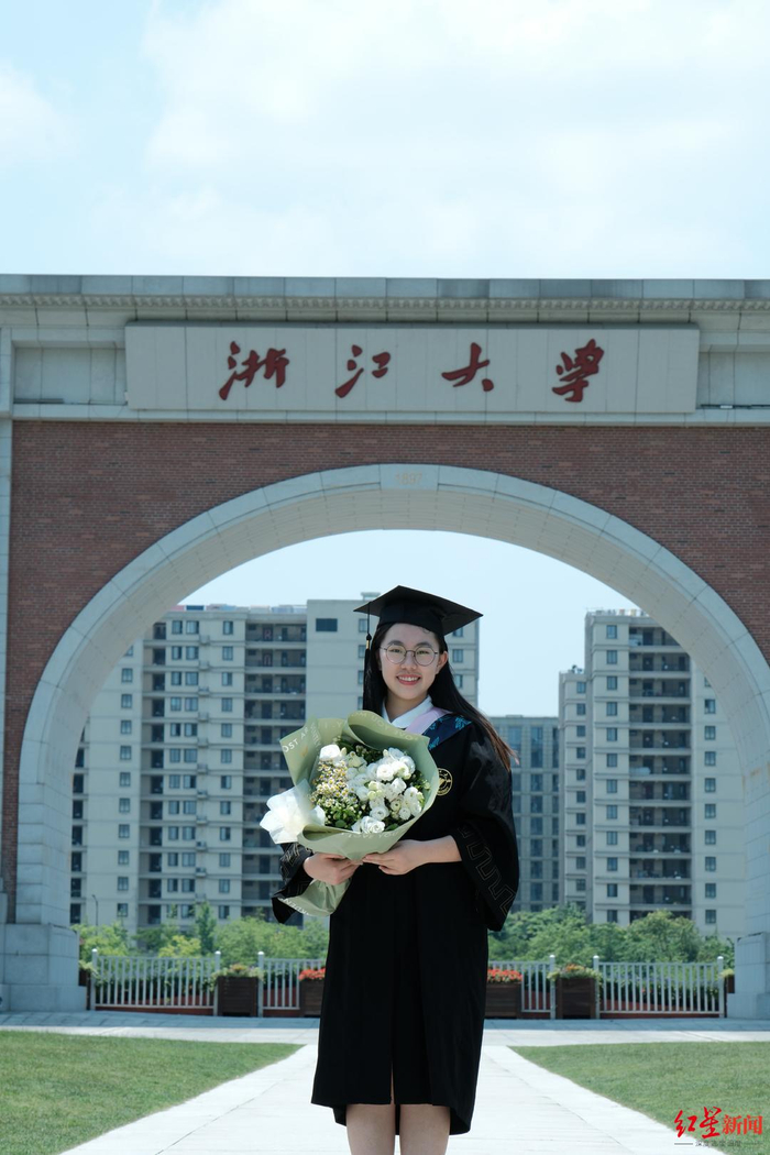 ▲何思怡在浙江大学就读时期的照片
