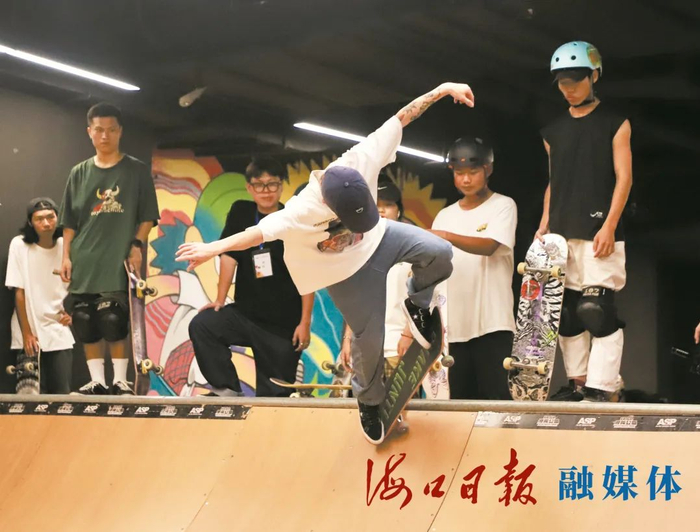 　　海南ASP滑板公园的教练大展身手。海口日报融媒体记者 甘雁鸿 摄