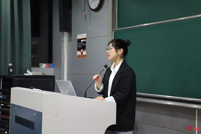 ▲何思怡在大学时期的照片