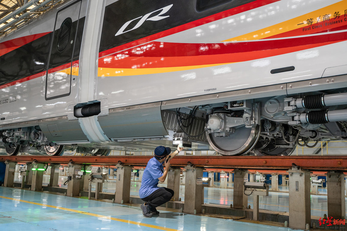 ▲复兴号智能动车组检修中