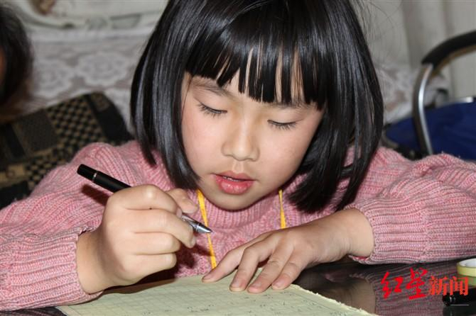 ▲何思怡在小学时期的照片