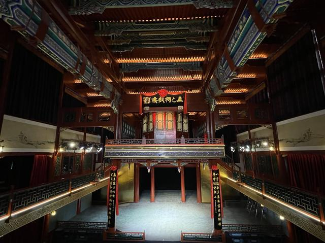 走进正乙祠戏楼，古色古香的传统建筑，散发着木材的味道，戏楼分两层，台前三面环楼，两旁有楼梯。新京报记者 耿子叶 摄