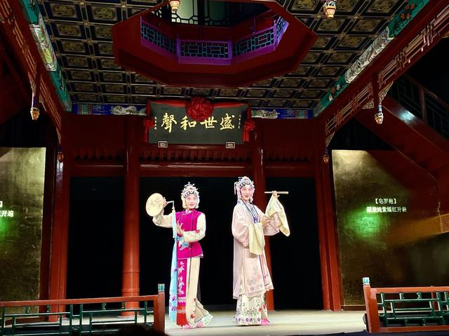 现场，北方昆曲剧院国家二级演员于雪娇和王琳琳携手演绎经典昆曲《牡丹亭》片段。新京报记者 耿子叶 摄