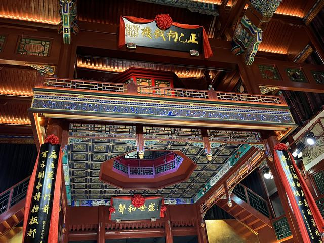 正乙祠戏楼建于清康熙六年（1667年），距今已有350多年历史。实习生 康嘉希  摄