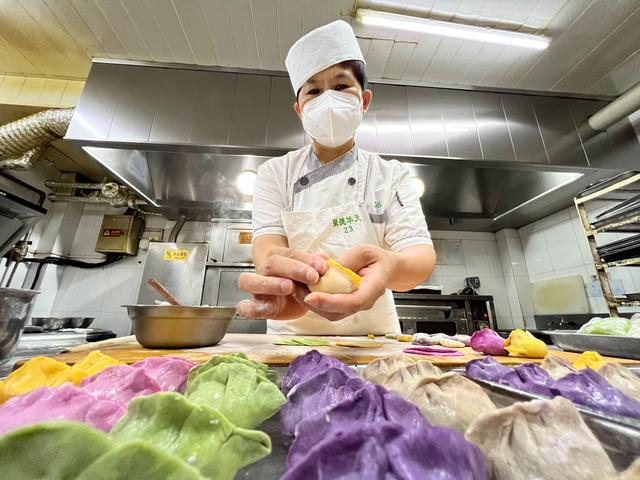 五彩水饺、圆梦水饺等多种特色水饺成为消费者“头伏”当天必选。受访者供图