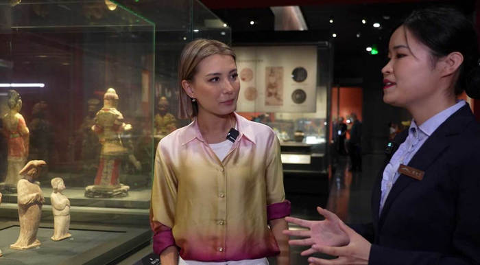 图为Tina聆听导游讲解唐三彩