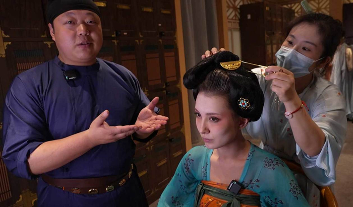 图为Tina体验唐朝妆容