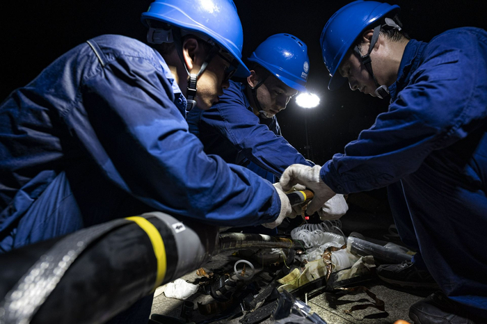 ▲国网四川电力配电抢修班人员进行故障抢修 刘中夏 摄