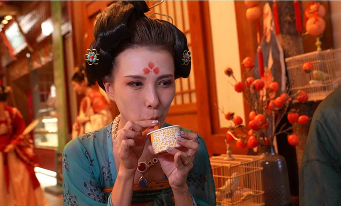 图为Tina品尝唐朝美食火晶柿