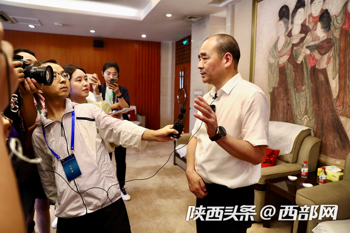 　　媒体团采访陕西历史博物馆馆长侯宁彬。