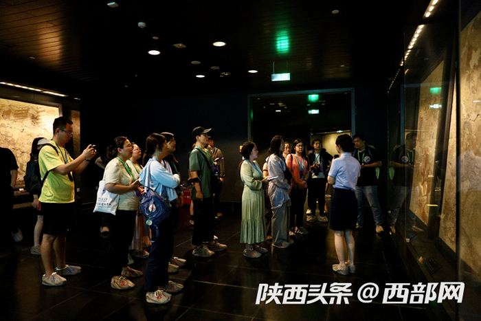 　　媒体团参观陕西历史博物馆专题展览——唐墓壁画珍品馆。