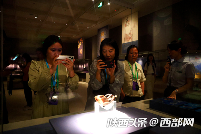 　　记者们走进陕西历史博物馆。