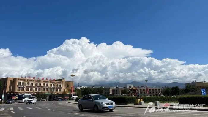 7月10日，特克斯县，巨大的云朵像一座巍峨的雪山。陈涵 摄