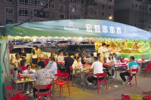 　　熙熙攘攘的客流，浓浓的烟火气。本报记者 韩伟摄