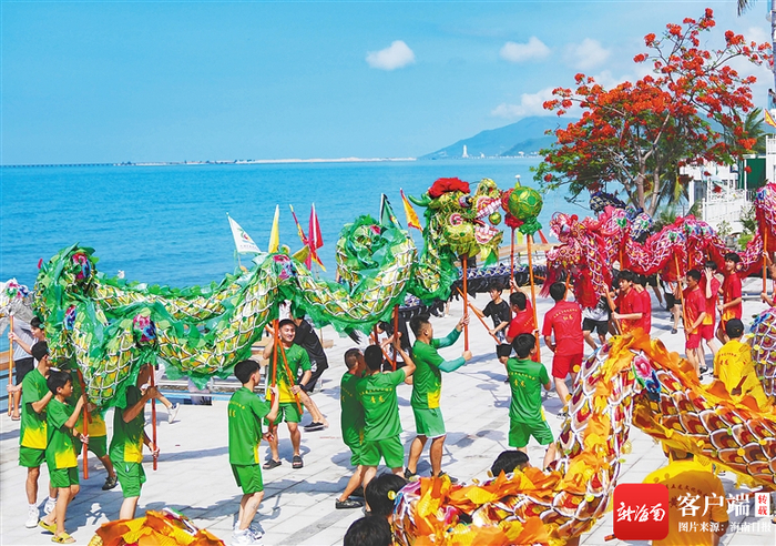 今年端午节期间，天涯小镇举办舞龙游街民俗活动。海南日报记者 王程龙 摄