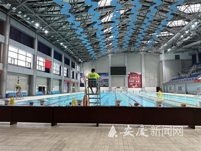 救生员观察游泳者的游泳情况。