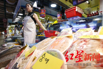 ▲韩国仁川综合鱼市场，买者寥寥