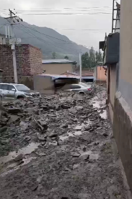↑甘肃一地发生泥石流（视频截图）