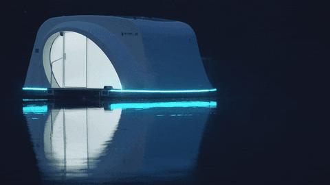 异形入口灯光在夜晚与水面倒影相映形成心形