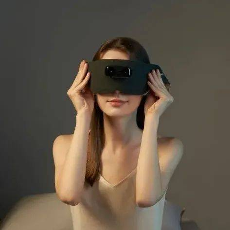 BrainCo强脑科技研发的深海豚Easleep脑机智能安睡仪