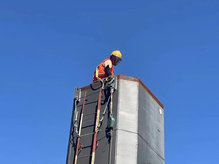 6月29日，中建二局中国中化总部大厦项目工人正在进行塔楼首层外框钢结构施工。（中建二局三公司 郭子宁 摄）