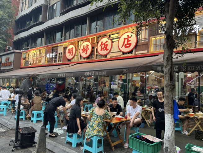 ▲始于1997年的明婷饭店，年年用“家常川菜”关照着成都街坊的胃。（图片来源：大众点评App）