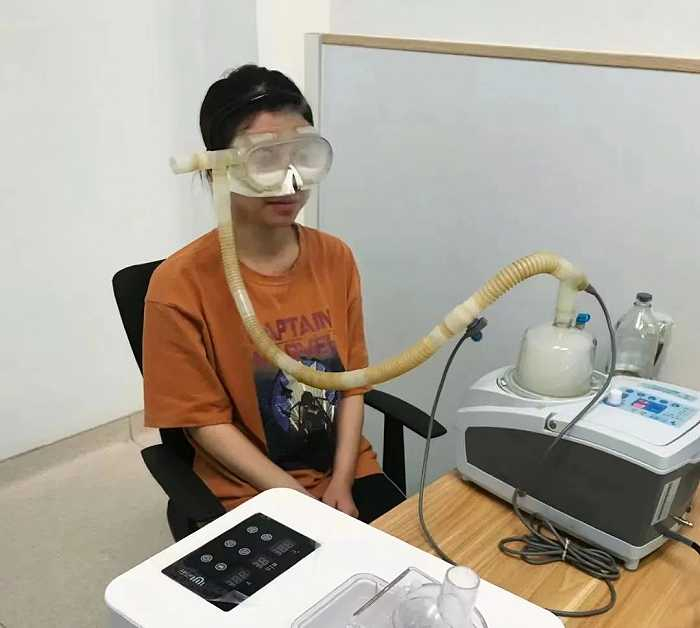 ▲ 周星星在做治疗。图 / 受访者提供