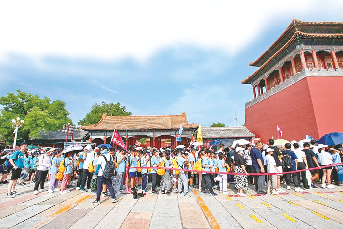     7月11日，北京故宫博物院人头攒动，游客冒酷暑游览兴致不减    新华社发