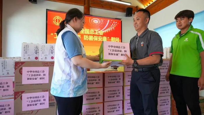 6月29日，全总慰问团赴北京环卫集团天安门服务中心开展慰问活动。（全国总工会新闻中心供图）