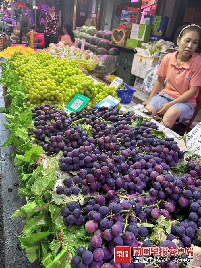市场上售卖的各种葡萄。