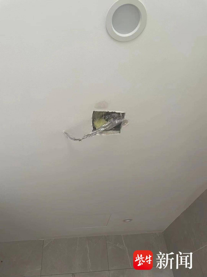 图为屋顶排风口脱落