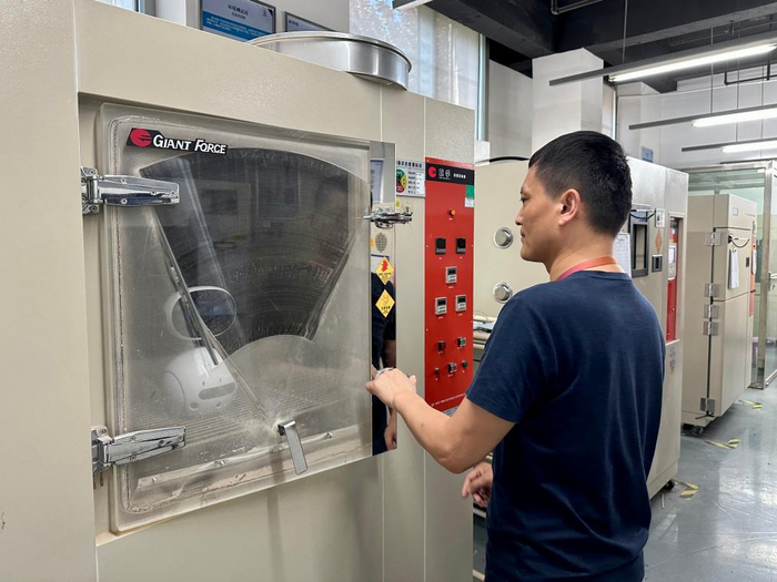 陈志军在做机器人可靠性测试。新华社记者 栾若卉 摄