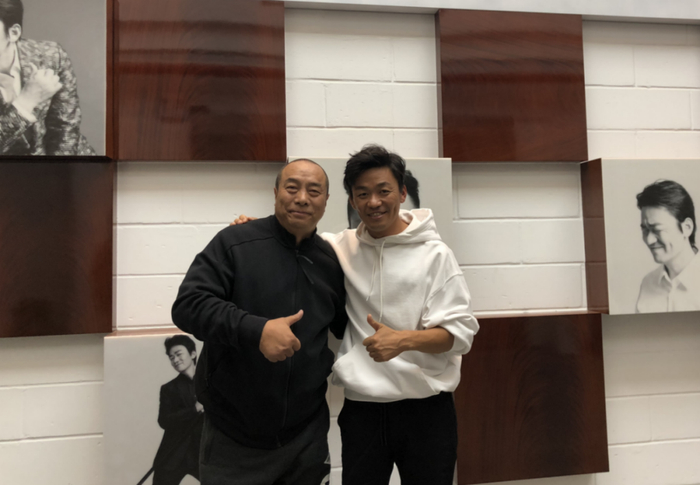 恩波与王宝强谈原型授权时合影。图/受访人供图