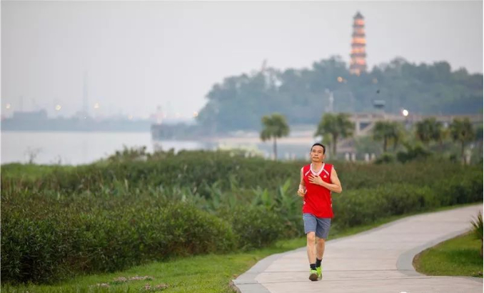 市民在滨江绿道慢跑。来源：佛山宣传 （资料图片）