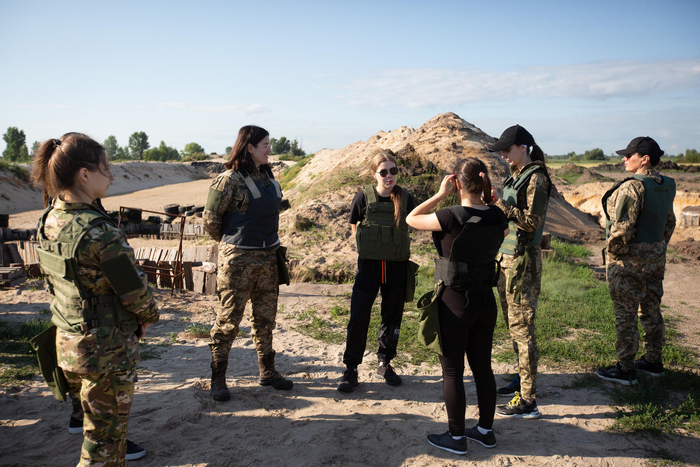 ▲当地时间7月12日，基辅，乌克兰女兵参加对女性军装样本的测试 图据视觉中国