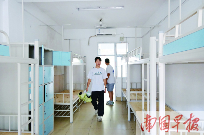 考生查看南宁市第三十三中学宿舍的内部情况。记者 尹世斌 摄