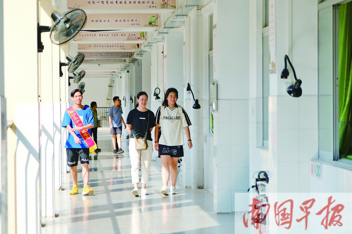 考生和家长参观南宁市第三十六中的教室区域。记者 尹世斌 摄